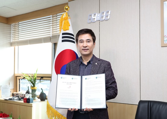 글로벌 기후에너지 시장협약서에 서명하고 기념촬여하고 있는 서철모 화성시장.