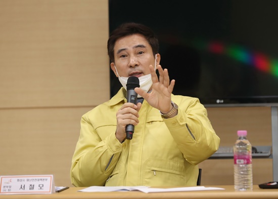 코로나19 재난안전대책본부 회의를 주재하고 있는 서철모 화성시장.