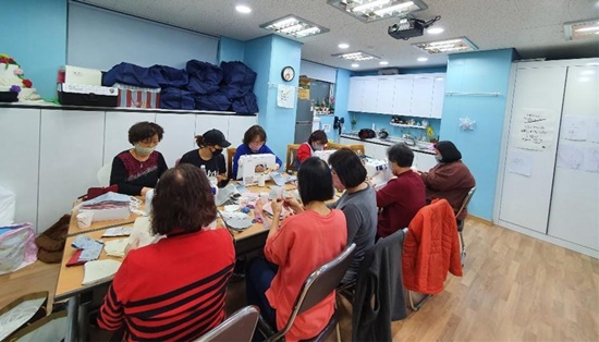 매송면 야목5리 휴먼시아 아파트 마을공동체가 마스크를 제작하는 모습.