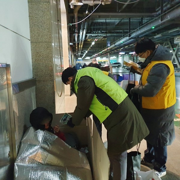 수원시 관계자들이 수원역 일대에서 한파 속 노숙인들을 보호하기 위한 점검활동을 벌이고 있다.