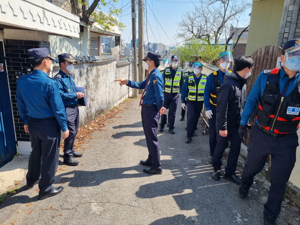 지난 4월8일 수원시와 경찰 관계자들이 수원팔달경찰서 부지를 찾아 합동 현장점검을 진행하고 있다.