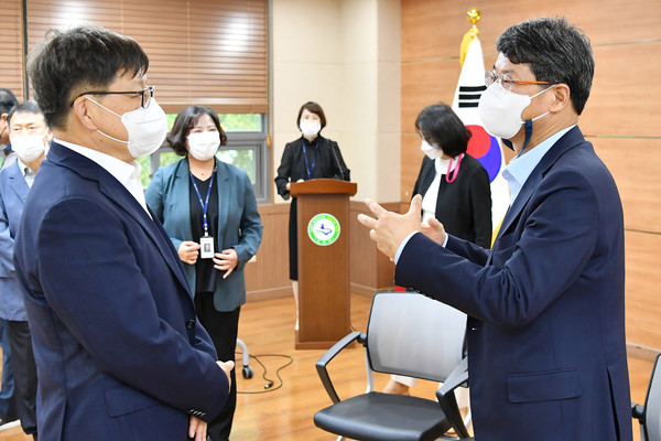 유문종 제2부시장(오른쪽)이 7일 영통구청에서 김용덕 영통구청장과 이야기를 나누고 있다.