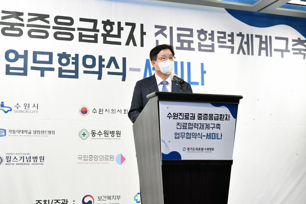 염태영 시장이 축사를 하고 있다.