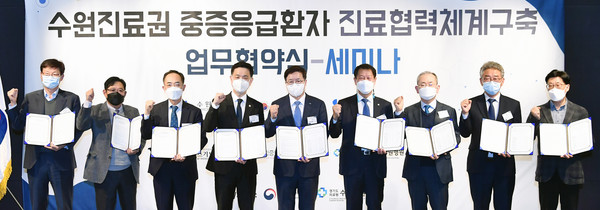 염태영 시장(가운데)과 협약 참여 기관 관계자들이 함께하고 있다.