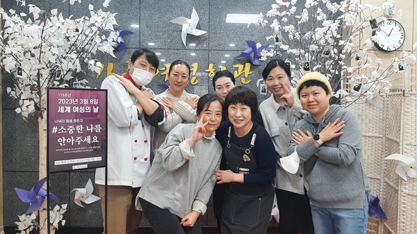 수원시 가족여성회관이 진행 중인 ‘나부터 돌봄 챌린지 #소중한 나를 안아주세요’에 참여하고 있는 시민들.