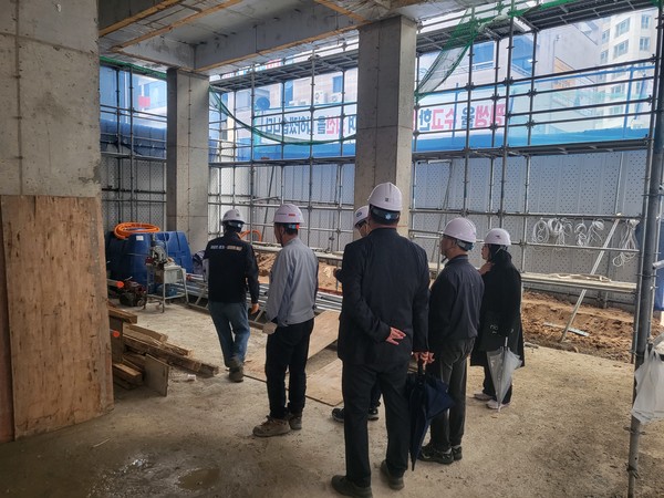 노동안전지킴이와 수원시 관계자가 건설현장을 점검하고 있다.