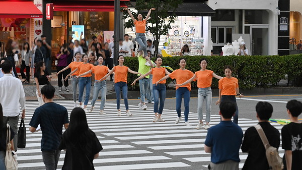 지난 4일 수원시 팔달구 인계동에 위치한 횡단보도에서 2023 수원발레축제를 홍보하는 ‘발레 in 횡단보도’가 진행돼 시민들이 구경하고 있다.