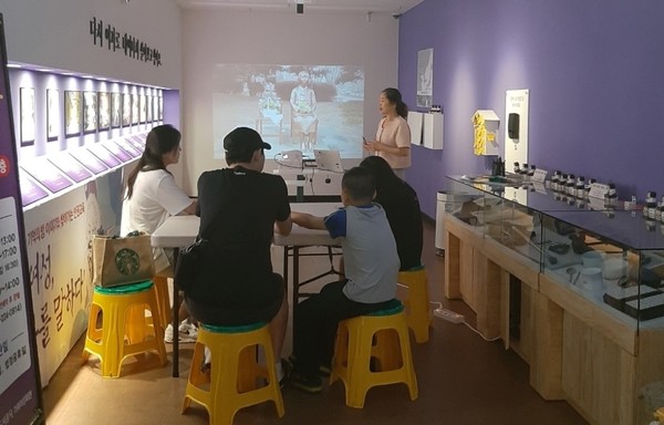 수원평화나비가 매달 첫 번째 수요일 정오마다 수원시 올림픽공원에서 진행하는 수요집회 모습.