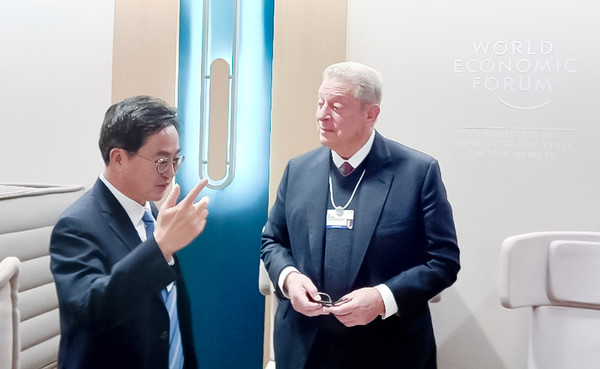 현지시간 15일 오후 스위스 다보스포럼에서 김동연 경기도지사가 앨 고어(Al Gore) 전미국부통령과 면담을 했다.