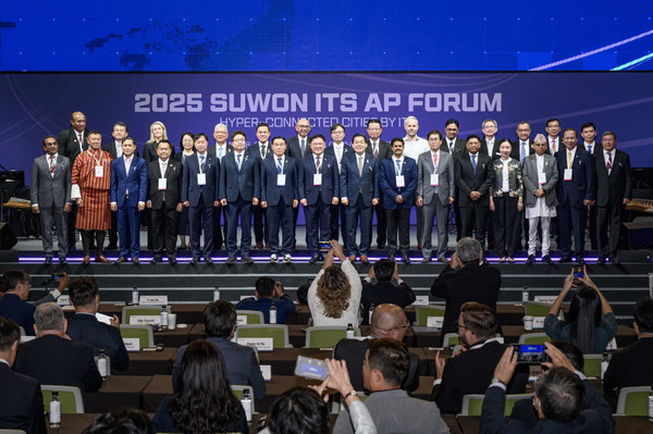 2025 수원 ITS 아태총회 개회식 후 참석자들이 단체 사진을 촬영하고 있다.